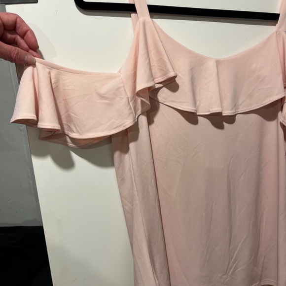 Express pink off-the-shoulder top - Picture 2 of 8